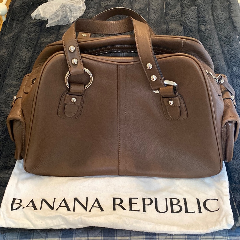 Banana republic women’s leather long shoulder bag. Great for travel!